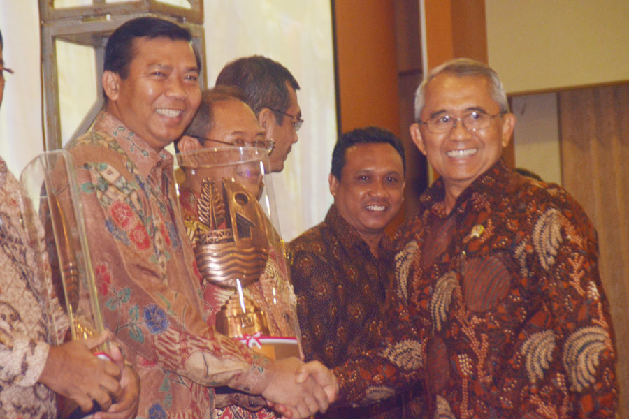 Image : Lencana Bakti kepada Walikota Pekanbaru berupa tugas dan tanggung jawab â€œKa Mabicab Pekanbaru RiaUâ€ tahun 2013